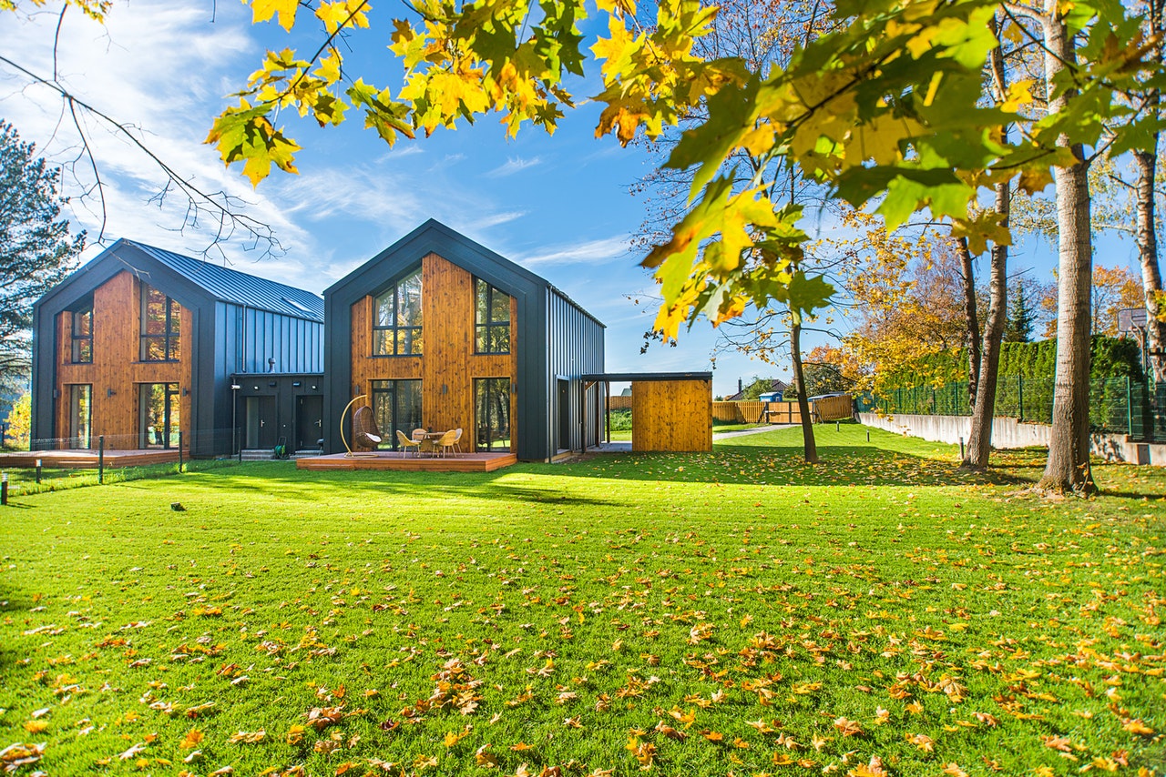 beautiful-wooden-houses-with-lawns-1643389